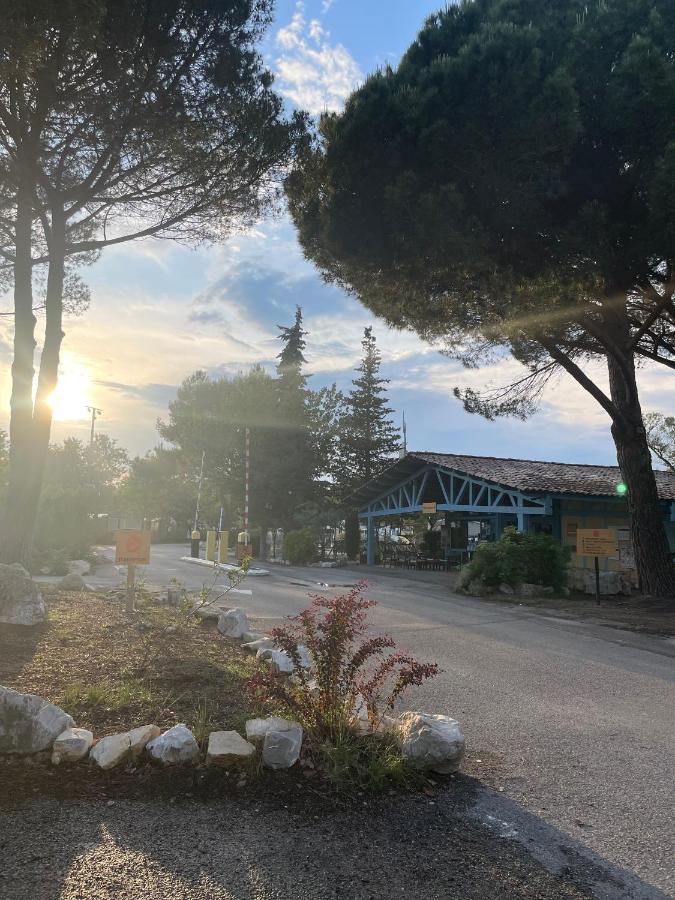 Mobil-Home Au Pied Du Luberon La Roque-d'Antheron Esterno foto
