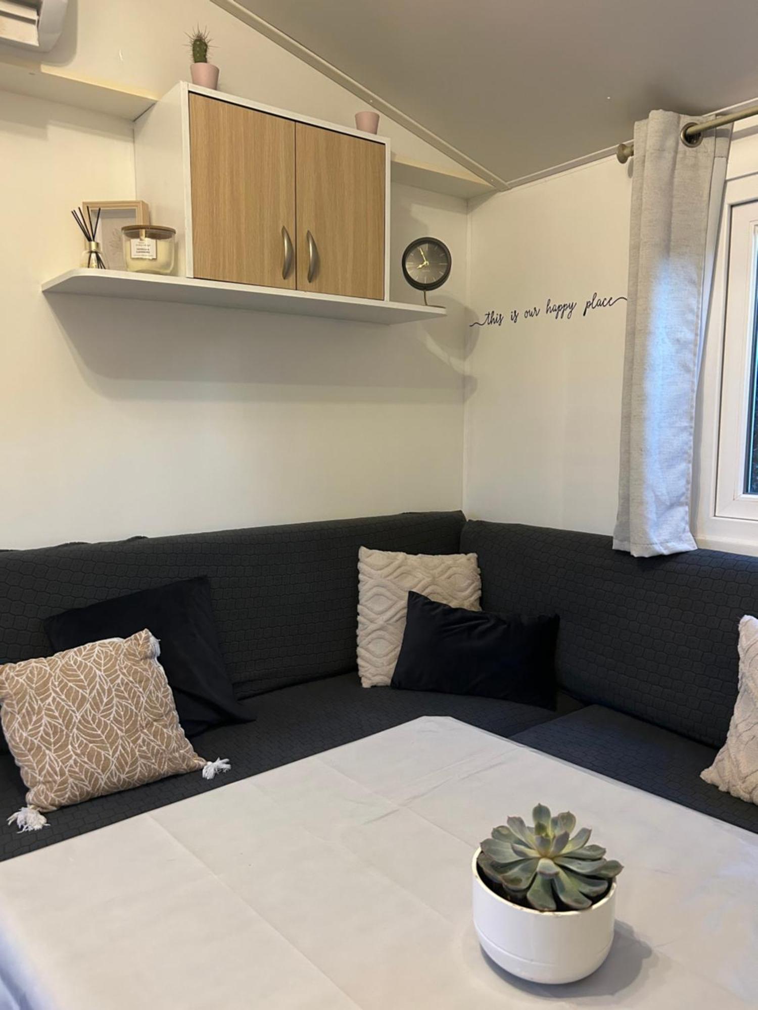 Mobil-Home Au Pied Du Luberon La Roque-d'Antheron Esterno foto